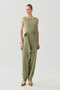 Macacão Regata Recorte Cenoura Cinto