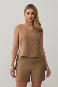 Conjunto de Blusa Regata Decote V Fendas Laterais Faixa Gold e Shorts