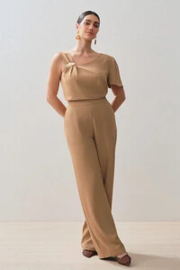 Conjunto de Alfaiataria de Blusa Assimétrica Alça Direita Gold Pregas e Pantalona