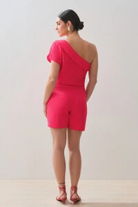 Conjunto Assimétrico de Blusa Regata Um Ombro Só Pregas Double e Shorts Saia