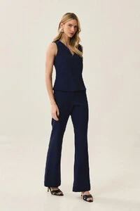 Conjunto de Alfaiataria de Blusa Regata Decote V Recorte e Calça Flare Botão Forrado