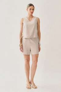 Conjunto de Blusa Regata Decote V Fendas Laterais Faixa Gold e Shorts