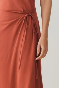 Vestido Midi Regata Transpassado Gola Drapeada Laço Lateral Drapeada