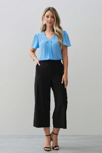 Blusa Decote V Pregas Laço