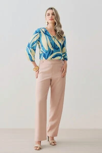 Blusa Folhagem Abstrata Manga 3/4 Decote V Laço