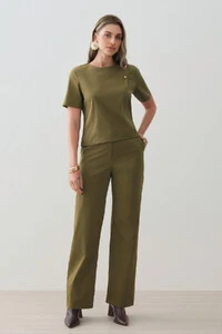 Conjunto de Alfaiataria de Blusa Crop Assimétrica Ombro Esquerdo Prega Gold Double e Calça Reta