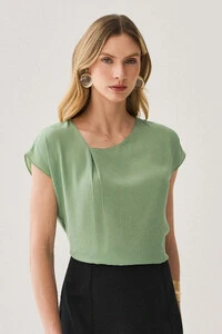 Blusa Manga Morcego Decote Assimétrico Prega