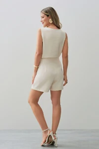 Conjunto de Alfaiataria de Blusa Regata Decote V Pence e Shorts Saia
