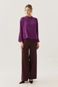 Blusa Assimétrica Manga Longa Evasê Gola Baixa Pregas Ombro Esquerdo