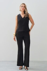 Conjunto de Alfaiataria de Blusa Regata Decote V Recorte e Calça Flare Botão Forrado