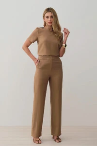Conjunto de Blusa Ombro Prega e Calça Reta Ampla