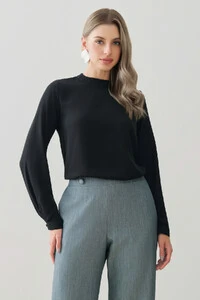Blusa Assimétrica Manga Longa Punho Gola Baixa Ombro Esquerdo Pregas Triple