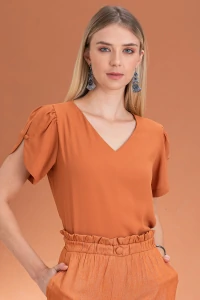 Blusa manga aberta botão forrado