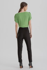 Blusa manga aberta botão forrado