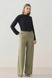 Blusa Assimétrica Manga Longa Punho Gola Baixa Ombro Esquerdo Pregas Triple