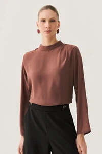 Blusa Assimétrica Manga Longa Evasê Gola Baixa Pregas Ombro Esquerdo