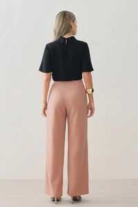 Blusa de Cetim Gola Dobrada Recorte Assimétrico Cut Out