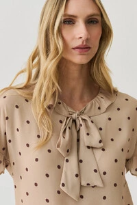 Blusa Poa Manga Franzida Decote Babado Laço
