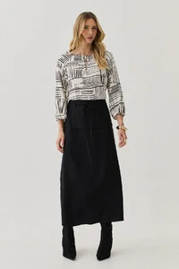 Blusa Abstrata Manga 3/4 Raglan Decote Gota Mini Botão