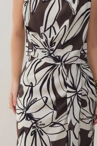 Conjunto Assimétrico Floral de Regata Crop Pregas Double e Saia Midi Pregas