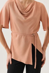 Blusa Assimétrica Transpassada Manga Evasê Decote Drapeado Cinto Fino