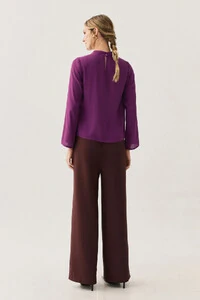 Blusa Assimétrica Manga Longa Evasê Gola Baixa Pregas Ombro Esquerdo