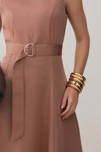 Vestido Midi Evasê Regata de Alfaiataria Recortes Cinto Fivela Gold