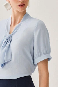 Blusa Manga Punho Gola Baixa Laço