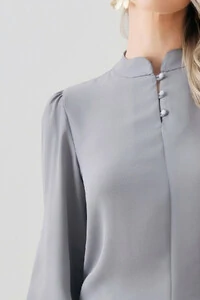 Blusa Manga Longa Punho Gola Baixa Mini Botões Triple