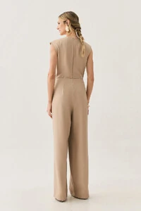 Macacão Regata de Alfaiataria Decote V Ombro Pregas Cinto Fino Gold