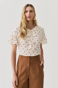 Blusa Poa Manga Franzida Decote Babado Laço