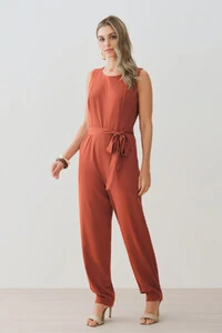 Macacão Regata Recorte Cenoura Cinto