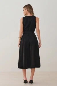 Vestido Midi Evasê Regata de Alfaiataria Recortes Cinto Fivela Gold