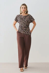 Blusa Assimétrica Onça Manga Morcego Decote Canoa Drapeado