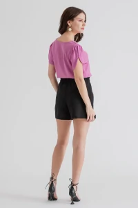 Blusa manga aberta botão forrado
