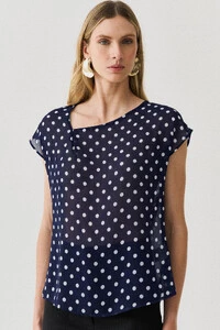 Blusa Poa de Chiffon Manga Morcego Decote Assimétrico Prega