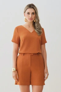 Conjunto Blusa Decote V e Shorts Botão Forrado