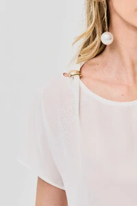 Blusa Manga Morcego Decote Cut Out Gold