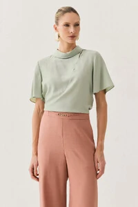 Blusa de Cetim Gola Dobrada Recorte Assimétrico Cut Out