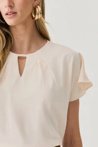 Blusa Manga Morcego Evasê Decote Cut Out Pregas