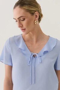 Blusa Decote V Babado Laço