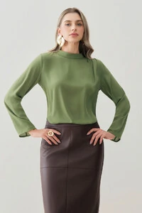 Blusa Assimétrica Manga Longa Evasê Gola Baixa Pregas Ombro Esquerdo