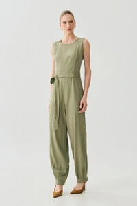 Macacão Regata Recorte Cenoura Cinto