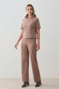 Conjunto de Alfaiataria de Blusa Crop Assimétrica Ombro Esquerdo Prega Gold Double e Calça Reta