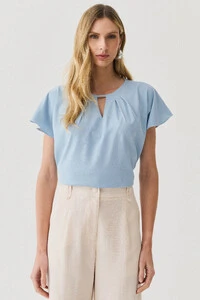 Blusa Manga Morcego Evasê Decote Cut Out Pregas