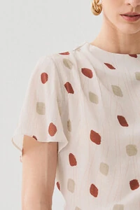 Blusa Assimétrica Abstrata Gola Careca Baixa Pregas Ombro Direito