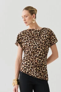 Blusa Assimétrica Onça Manga Morcego Decote Canoa Drapeado