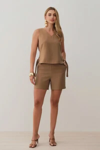 Conjunto de Blusa Regata Decote V Fendas Laterais Faixa Gold e Shorts