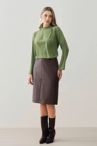 Blusa Assimétrica Manga Longa Evasê Gola Baixa Pregas Ombro Esquerdo