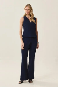 Conjunto de Alfaiataria de Blusa Regata Decote V Recorte e Calça Flare Botão Forrado